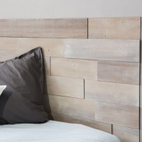 tête de lit en bois sur un mur gris